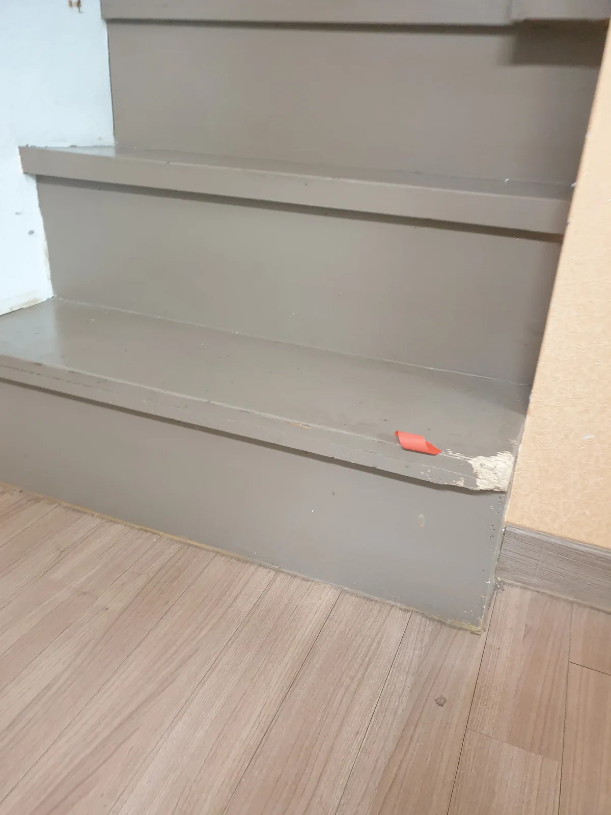오산 도장면 보수 시공 전 — 페인트가 벗겨진 계단 챌판